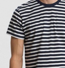 Męski dopasowany T-shirt organiczny w paski
