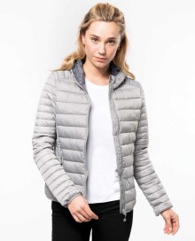 Lekka pikowana kurtka z kapturem KARIBAN® z woreczkiem dla pani Lekka pikowana kurtka z kapturem KARIBAN® z woreczkiem dla pani