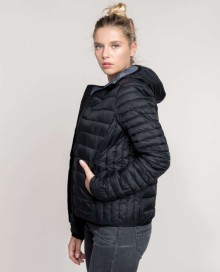 Lekka pikowana kurtka z kapturem KARIBAN® z woreczkiem dla pani Lekka pikowana kurtka z kapturem KARIBAN® z woreczkiem dla pani