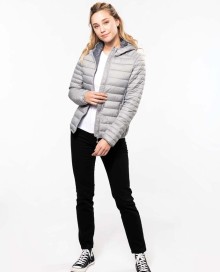 Lekka pikowana kurtka z kapturem KARIBAN® z woreczkiem dla pani Lekka pikowana kurtka z kapturem KARIBAN® z woreczkiem dla pani