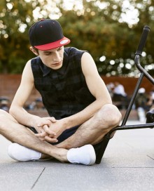Klasyczna czapka z płaskim kontrastowym daszkiem FLEXFIT® Premium Snapback