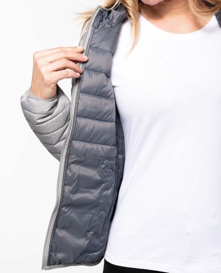 Lekka pikowana kurtka z kapturem KARIBAN® z woreczkiem dla pani Lekka pikowana kurtka z kapturem KARIBAN® z woreczkiem dla pani